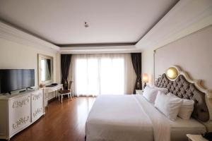 เตียงในห้องที่ LK Miracle Suite - SHA Extra Plus