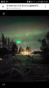 un zoomed en la imagen de un círculo verde en el cielo en A room (or 2 or 3) in a Lapland House of Dreams, en Rovaniemi