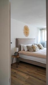 Schlafzimmer mit einem Bett und einem Spiegel an der Wand in der Unterkunft CASA CASSAI - Casa Milo in Meiningen