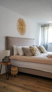 a bed with pillows and a mirror on the wall at CASA CASSAI - Casa Milo in Meiningen