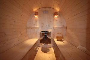 uma sauna com um fogão numa sala de madeira em Archontiko Metsovou Luxury Boutique Hotel em Metsovo