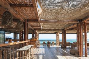 restauracja z widokiem na ocean w obiekcie La Mer Resort & Spa - Adults Only w mieście Georgioupolis