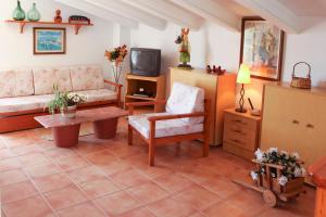 A television and/or entertainment centre at Las Tórtolas