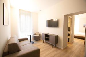 A television and/or entertainment centre at Hotel Orientale