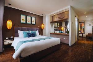 Un pat sau paturi într-o cameră la Hotel Emerald Waters Classy