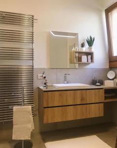 La salle de bains est pourvue d'un lavabo et d'un miroir. dans l'établissement Bellagio & sunset - Lezzeno Cà Bareta, à Lezzeno