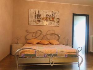 a bedroom with a bed with orange pillows at Bellagio & sunset - Lezzeno Cà Bareta in Lezzeno