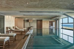 una piscina en medio de una casa en La Mer Resort & Spa - Adults Only en Georgioupolis