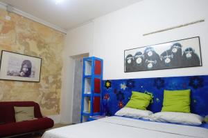 A bed or beds in a room at aKasa di Flock