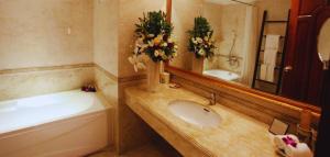 Ένα μπάνιο στο Hotel Emerald Waters Classy