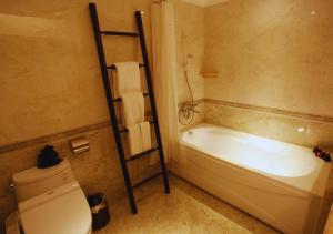 Ένα μπάνιο στο Hotel Emerald Waters Classy