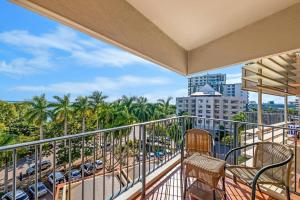 Balkon atau teras di Seaside Serenity with Pool and Esplanade Views
