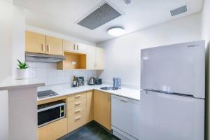 Dapur atau dapur kecil di Seaside Serenity with Pool and Esplanade Views