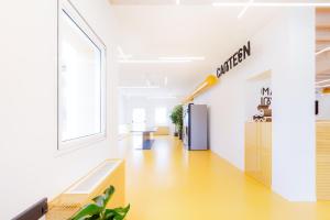 biuro z korytarzem z biurkiem i oknem w obiekcie Nomad Hostel w mieście Treviso