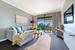 Predel za sedenje v nastanitvi Harbourfront Darwin Escape with Sea Views and Pool