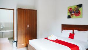 Postel nebo postele na pokoji v ubytování RedDoorz at Ampenan Mataram Lombok