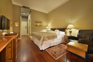 Säng eller sängar i ett rum på Marrol's Boutique Hotel