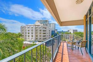 Balkoni atau teres di Sweeping Harbourfront Views atop Tropical Resort