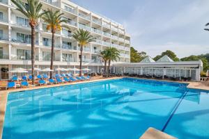 a large swimming pool in front of a hotel at Grupotel Gran Vista & Spa in Can Picafort