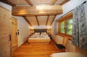 a bedroom with two beds in a tiny house at Exenbacher Hof Traumbauernhaus s´Haisl in Arnbruck