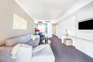 'Esplanade Ease' A Resort Balcony Pad with Pool的电视和/或娱乐中心