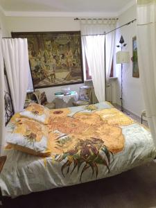 um quarto com uma cama grande e uma pintura na parede em L'apparita Camere em Pienza