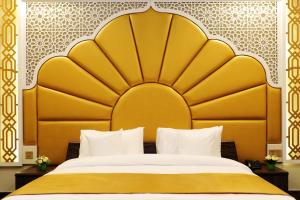 MUGHAL MAHAL HOTEL客房内的一张或多张床位