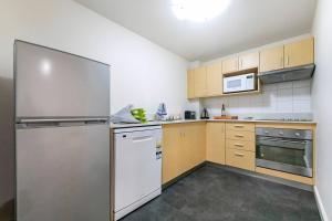 O bucătărie sau chicinetă la Oceanview Corner - Resort-like Living with Pool