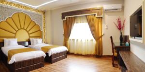 MUGHAL MAHAL HOTEL客房内的一张或多张床位