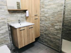un bagno con lavandino e doccia di Le Gîte de Golette a Mettet