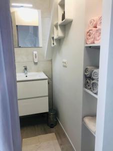 uma casa de banho com lavatório, espelho e toalhas em Le Gîte de Golette em Mettet