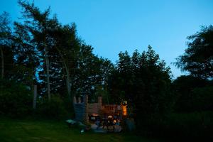 Ein Garten an der Unterkunft Pinewood Park - Tipis, Hot Tubs and Lodges