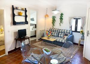 un soggiorno con divano, tavolo e sedie di Los Cuatro Cantones - Con BARBACOA a Ariza