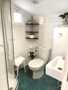 een badkamer met een toilet en een wastafel bij Los Cuatro Cantones - Con BARBACOA in Ariza