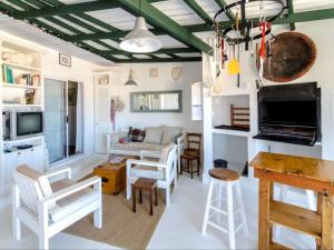 ein Wohnzimmer mit einem Sofa und einem Tisch in der Unterkunft Beach Cottage Kleinzee in Kleinsee