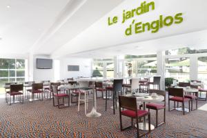 TV a/nebo společenská místnost v ubytování Holiday Inn Lille Ouest Englos by IHG + 37 fotografií