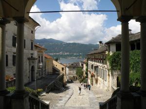 vista su una strada in una città con edifici di Apartments Cusius and Horta a Orta San Giulio