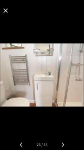 Bathroom sa Lavender Retreat with Private Hot Tub