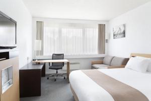 TV a/nebo společenská místnost v ubytování Holiday Inn Lille Ouest Englos by IHG