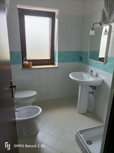 Monteforte Cilento的住宿－Il Rifugio Longobardia Minorae，一间带卫生间和水槽的浴室