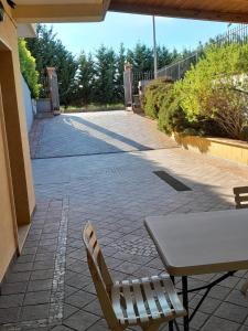 una mesa y sillas en un patio en Casa Vacanze Sunshine, en Scanzano Jonico