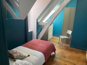 En eller flere senge i et værelse på Studio 2 pers ou Appartement 4-7 pers Quartier Cathédrale