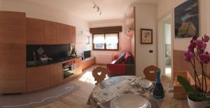 uma sala de estar com uma mesa e uma cozinha em Genzianella em Tarvisio