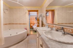 łazienka z 2 umywalkami oraz wanną i wanną w obiekcie Apartamentos Los Delfines w mieście El Médano