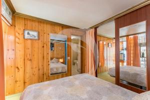 sypialnia z dwoma łóżkami i lustrem w obiekcie Apartamentos Los Delfines w mieście El Médano +37 zdjęć