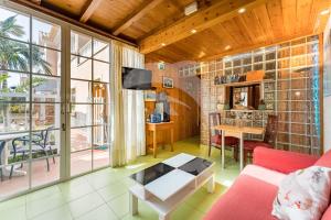 salon z kanapą i stołem w obiekcie Apartamentos Los Delfines w mieście El Médano