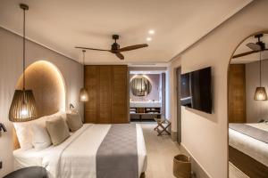 Postel nebo postele na pokoji v ubytování Paralos Venus Suites Adults Only