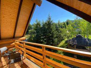 Balkón alebo terasa v ubytovaní Jedlina - naturalny dom z bali jodłowych