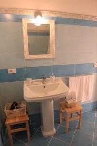 a bathroom with a sink and a mirror and towels at Le Terrazze dell'Etna Appartmento in villa in Ragalna