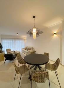 a dining room with a table and chairs at Condominio Formosa Village in Fuzeta